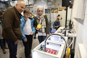 Besucher vor einem 3D Drucker im DLR_School_Lab