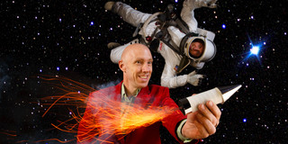 Ein Mann hält eine Rakete in der Hand während im Hintergrund eine andere Person in einem Raumanzug durchs All schwebt