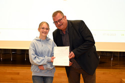 Zertifikatübergabe bei der Eröffnung der SchülerUni Zertifikatübergabe bei der Eröffnung der SchülerUni
