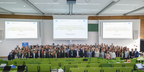 Das Foto zeigt die über 200 Teilnehmenden im Hörsaal.