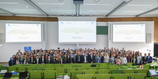 Das Foto zeigt die über 200 Teilnehmenden im Hörsaal.