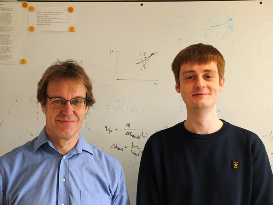 Porträt Prof. Jan Kierfeld (links) und Lukas Weise (rechts) Zu sehen ist ein Porträt von zwei Männern. Links befindet sich Professor Jan Kierfeld und rechts Lukas Weise.