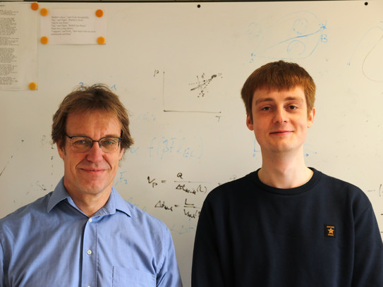 Zu sehen ist ein Porträt von zwei Männern. Links befindet sich Professor Jan Kierfeld und rechts Lukas Weise. 