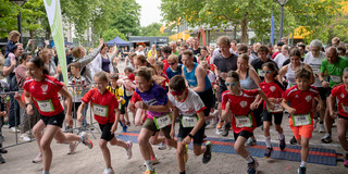 Startschuss beim Campuslauf, vorne starten Kinder, etwas dahinter Erwachsene