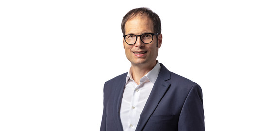 Marcus Ricker Portrait eines Mannes im Anzug