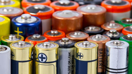 Mehrere Batterien stehen aufgestellt neben- und hintereinander. 