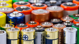 Mehrere Batterien stehen aufgestellt neben- und hintereinander.