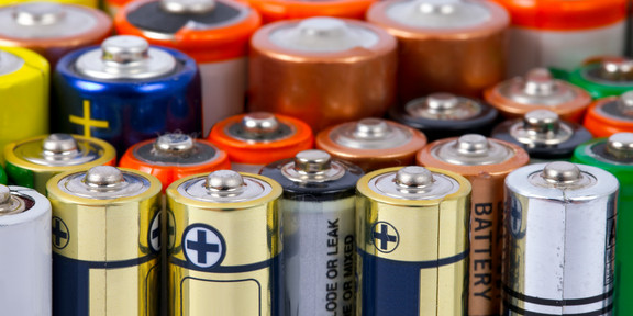 Batterien Mehrere Batterien stehen aufgestellt neben- und hintereinander.