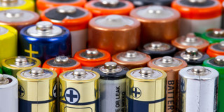 Mehrere Batterien stehen aufgestellt neben- und hintereinander. 