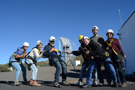 Ein Gruppenfoto von Forschenden mit Helmen auf dem Kopf.