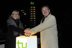 Einweihung des Logogs Frau Gather und Herr Weidlich drücken auf einen roten Button, um das Logo einzuweihen.