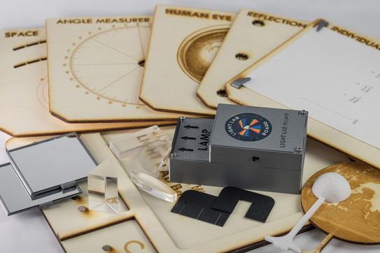 Komponenten "Light Lab Board" Zu sehen sind alle einzelnen Komponenten des Light Lab Boards, der Erfindung der fünf Studenten für die Ingenieure ohne Grenzen Challenge.
