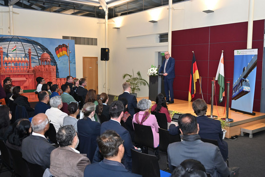 Foto: Prof. Manfred Bayer (Rektor der TU Dortmund) steht an einem Redepult vor einem Publikum und hält eine Rede.