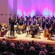 Konzert Kammerchor, Philharmoniker und Dirigent auf der Bühne
