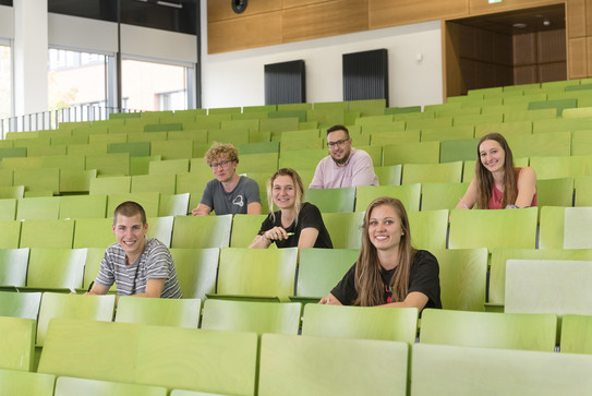 Foto von sechs Student*innen und sie sitzen verteilt in einem Hörsaal