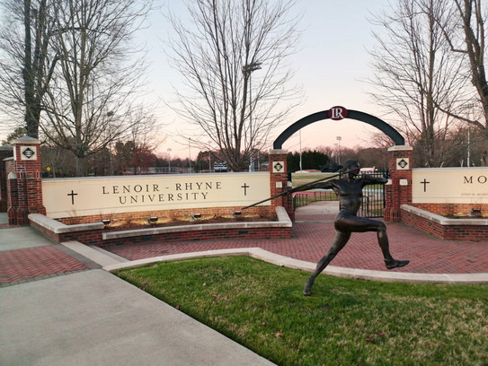 Lenoir-Rhyne University Eingang der Lenoir-Rhyne University