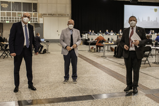 Ratsbeschluss Masterplan Wissenschaft Prof. Manfred Bayer, Prof. Wilhelm Schwick und der Masterplanbeauftragte Prof. Herbert Waldmann stehen in einem geschlossenen Raum auf Abstand nebeneinander.