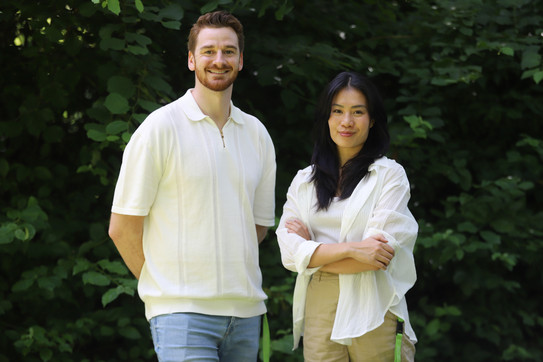 Team Next Career Der Berater trägt ein weißen T-Shirt und eine blaue Jeans. Die Beraterin trägt ein weißen Oberteil und eine cremefarbene Hose.