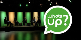Das „WhatsUp“- Logo mit einer Podiumsdiskussion im Hintergrund