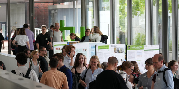 Besucher der Veranstaltung im Rudolf-Chaudoire-Pavillon.