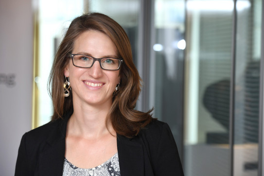 Dr. Miriam Schad Ein Porträtbild einer Frau vor eine Glasscheibe, diese Frau ist Miriam Schad.