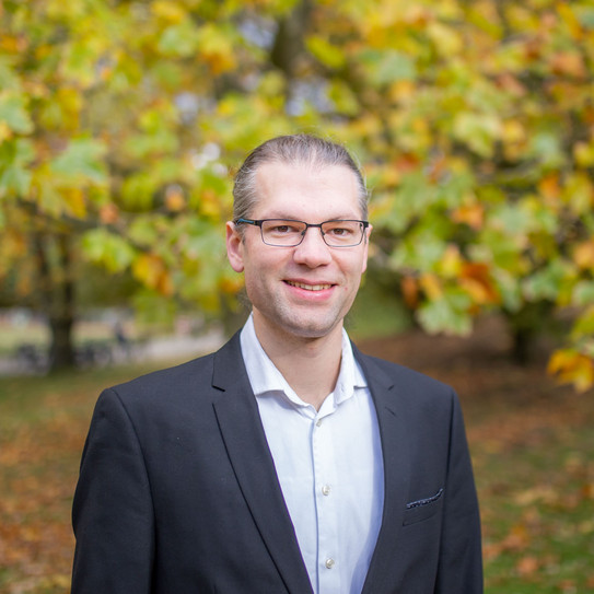 Dennis Dobler Portrait eines Mannes im Grünen