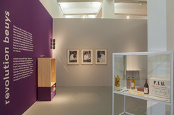 Ausstellungsraum, in dem einen Virtine mit Ausstellungsstücken und eine Holzkiste zu sehen ist.