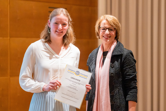 Annika Wisniewski erhält Soroptimist-Förderpreis Zwei Frauen sind zu sehen, eine der Frauen hält eine Urkunde in ihren Händen.
