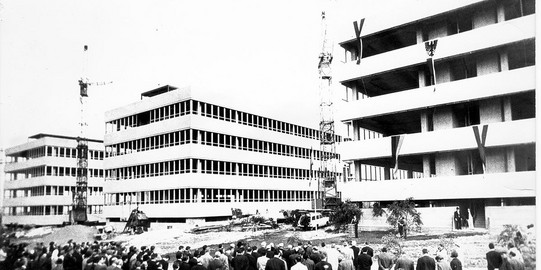 Topping-out ceremony for the 1969 multi-story buildings on the South Campus, then known as the Aufbau- und Verfügungszentrum (AVZ).
