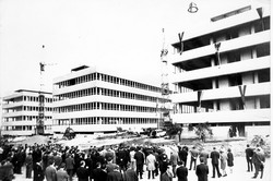 Topping-out ceremony for the 1969 multi-story buildings on the South Campus, then known as the Aufbau- und Verfügungszentrum (AVZ).