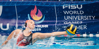 Die Wasserball-Torhüterin der deutschen Damen-Mannschaft, Darja Heinbichner, wehrt mit dem langen linken Arm einen Torwurf ab