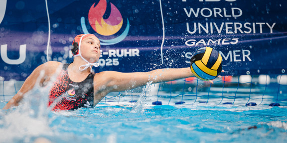 Die Wasserball-Torhüterin der deutschen Damen-Mannschaft, Darja Heinbichner, wehrt mit dem langen linken Arm einen Torwurf ab