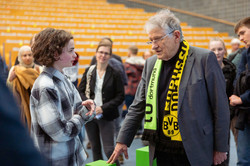 Prof. Dr. Klaus von Klitzing unterhält sich mit einer jungen Teilnehmerin der Initialzündung.