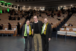 Gruppenbild mit Schal Prof. Ed Folsom, Prof. Manfred Bayer und Prof. Christopher Merrill stehen im Audimax, Prof. Folsom und Prof. Merrill tragen den TU-BVB-Schal.