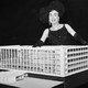 Und so etwas steht in Gelsenkirchen Ein schwarz-weiß Foto einer Frau hinter dem Modell eines Musiktheaters