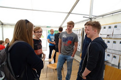 Treffen mit Studierenden Austausch mit Teilnehmer des Camps