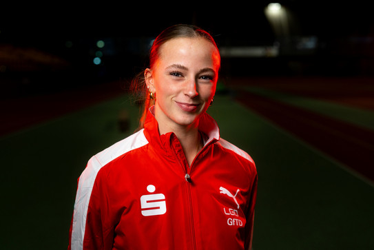 Porträt der Leichtathletin Karolina Haas in rotem Trainingsanzug der LG Olympia Dortmund