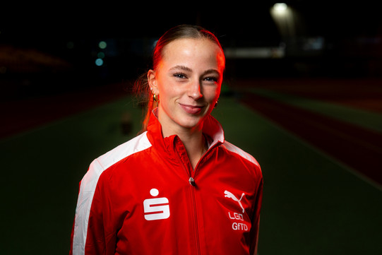 Porträt der Leichtathletin Karolina Haas in rotem Trainingsanzug der LG Olympia Dortmund