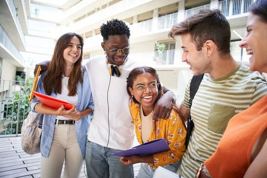 Fünf Studierende lachen miteinander