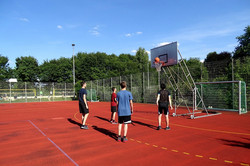 Teilnehmer spielen Basketball auf dem Sportplatz