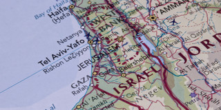 Israel und Gaza Foto einer Landkarte mit dem Ausschnitt, der Israel und den Gaza-Streifen zeigt.