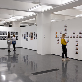 Drei Frauen schauen sich Ausstellungsobjekte an