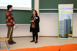 Zertifikatübergabe bei der Eröffnung der SchülerUni im Sommersemester 2023 Zertifikatübergabe bei der Eröffnung der SchülerUni im Sommersemester 2023