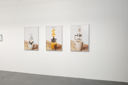 Fotofestival f² Das Bild zeigt drei Fotos der Ausstellung, zwei davon zeigen Kaffeetassen, das mittige Foto ein Glas Orangensaft.