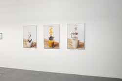 Das Bild zeigt drei Fotos der Ausstellung, zwei davon zeigen Kaffeetassen, das mittige Foto ein Glas Orangensaft.