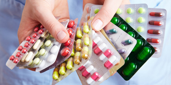 Tablettenpackungen Auf dem Bild sind zwei Hände zu sehen, die mehrere Packungen Tabletten halten.