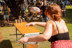 Sommerfest 2022 Zwei Personen werfen sich einen Ball zu.