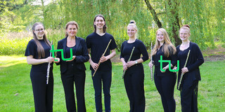 Gruppenbild des Ensembles "TU Flutes", die Musiker*innen halten ihre Flöten in der Hand.