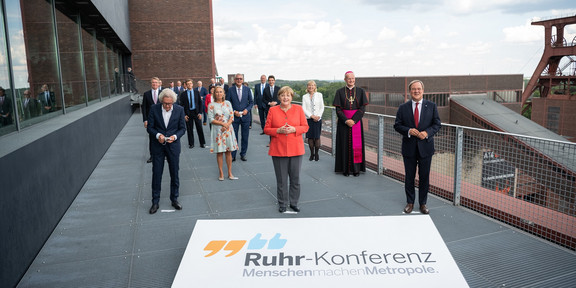 Ruhrkonferenz Gruppenfoto mit Angela Merkel und Armin Laschet.