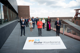 Gruppenfoto mit Angela Merkel und Armin Laschet.